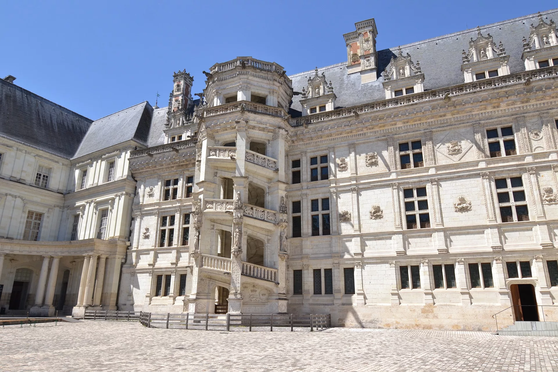 Loire Secrets - Blois castle in the Loire Valley - Pixabay