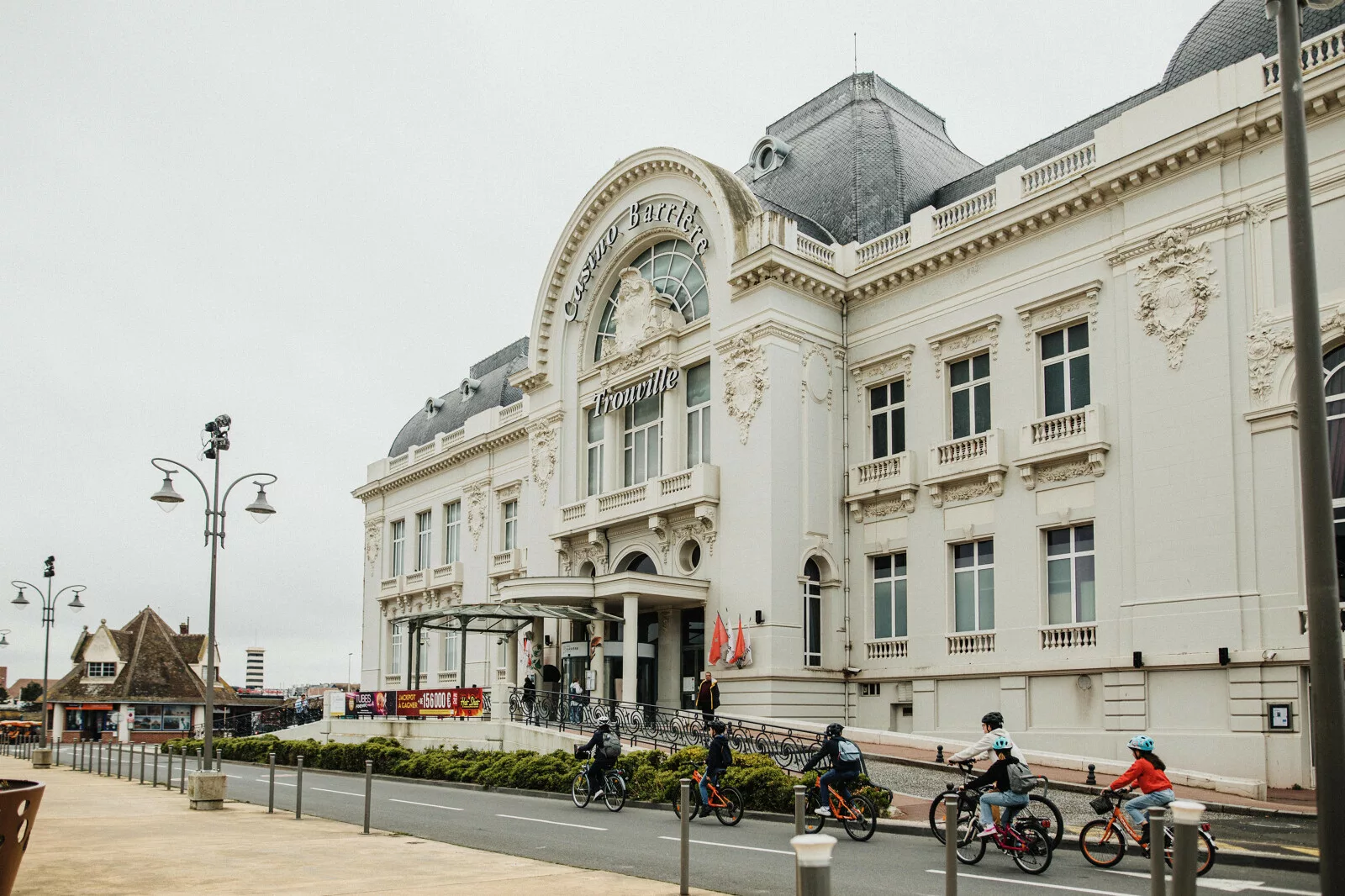 Loire Secrets - Private Côte Fleurie tour in Normandy / Visite privative de la Côte Fleurie en Normandie - Trouville - ©Coraline et Léo - Normandie Tourisme
