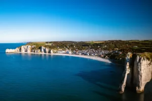 Loire Secrets - Etretat - © Valentin Pacaut - The Explorers - Normandie Tourisme