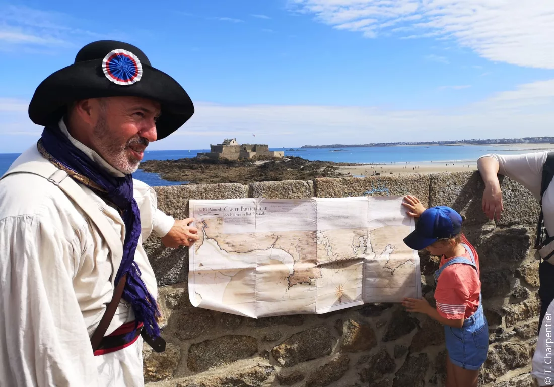 Loire Secrets - A tour of Saint-Malo with a privateer in Brittany / Visite de St Malo avec un corsaire en Bretagne - ©T. Charpentier